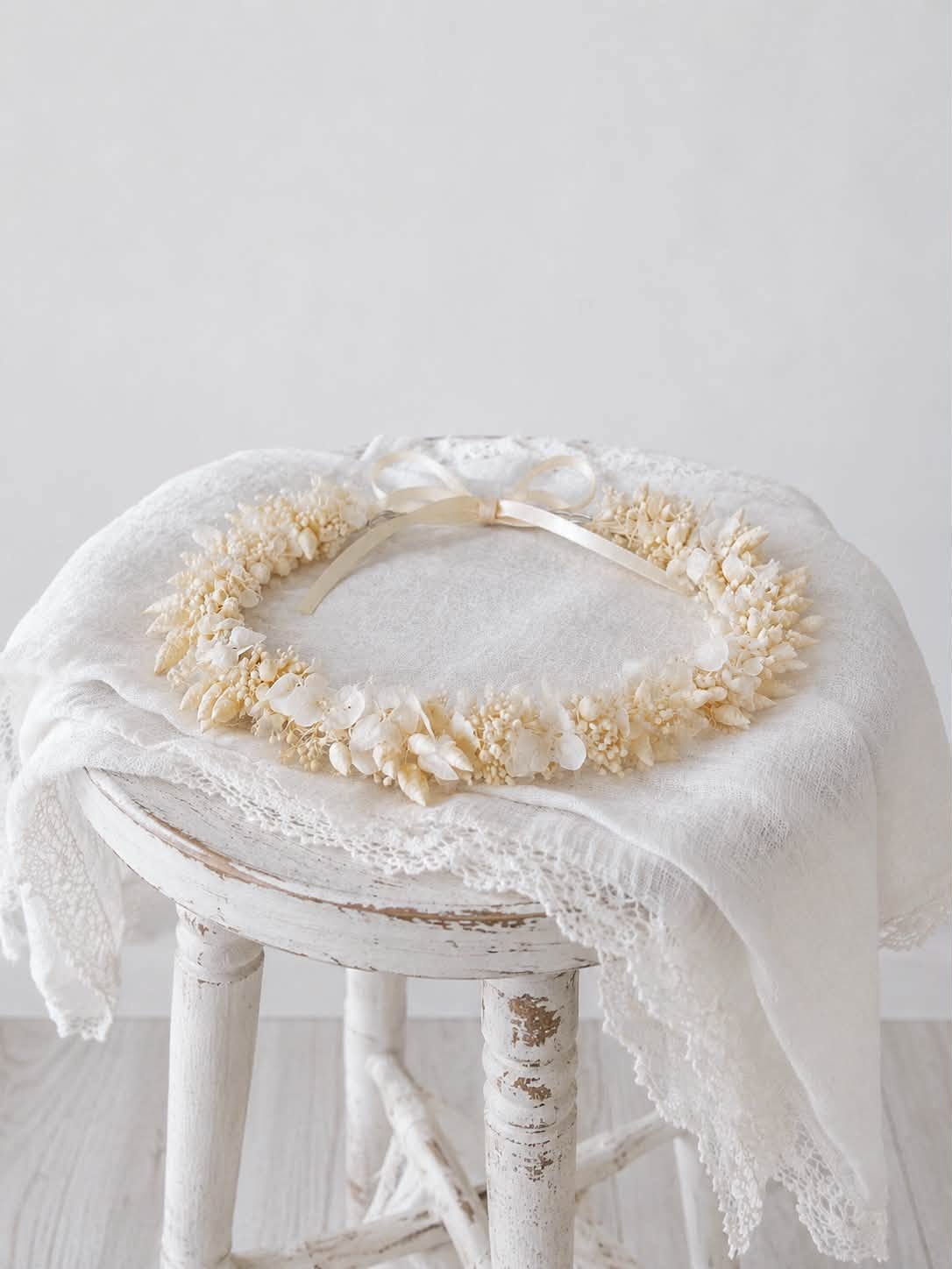 Couronne JOY en fleurs séchées pour bébé
